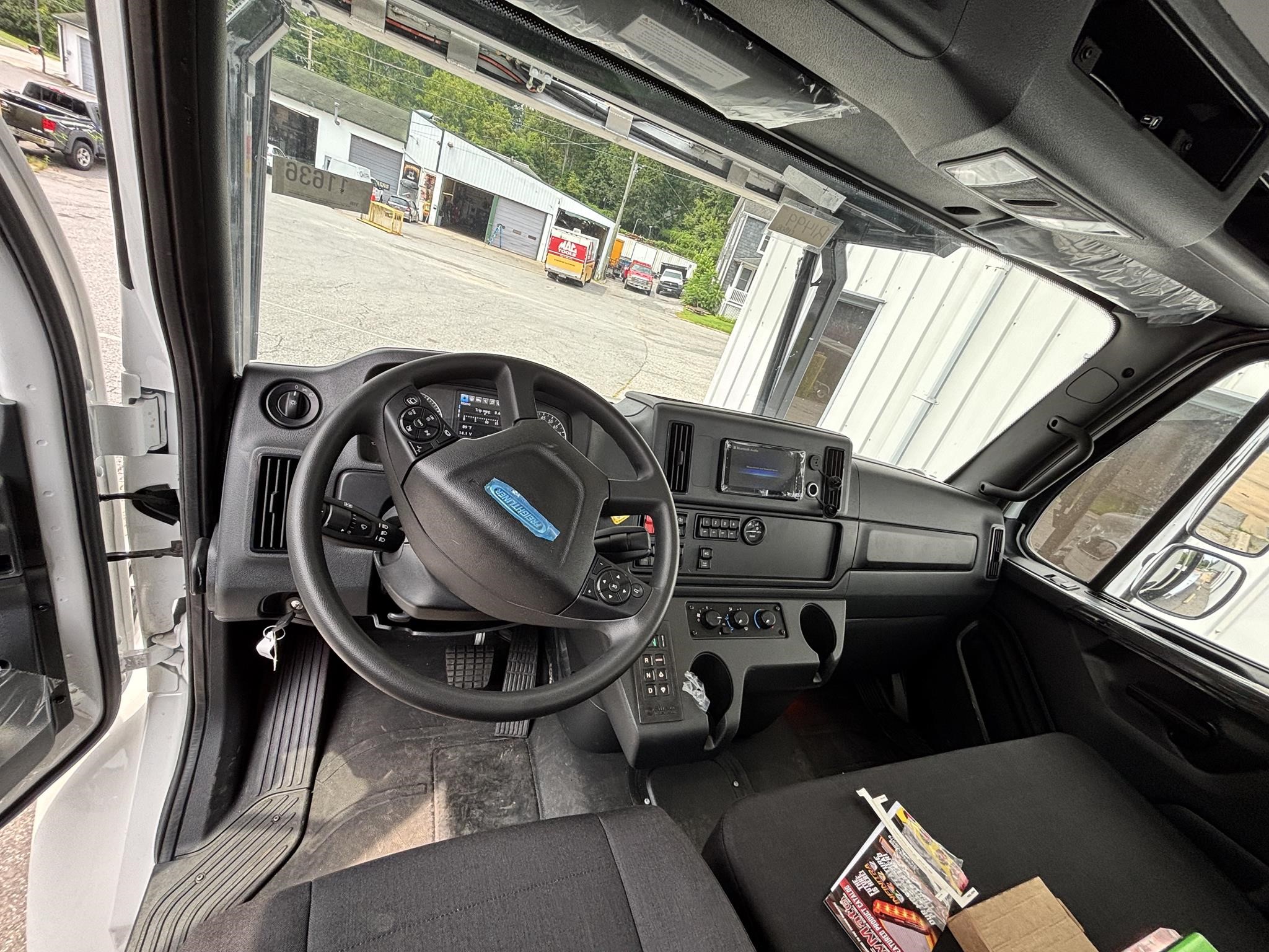 2027 FREIGHTLINER M2 106 thumbnail 5