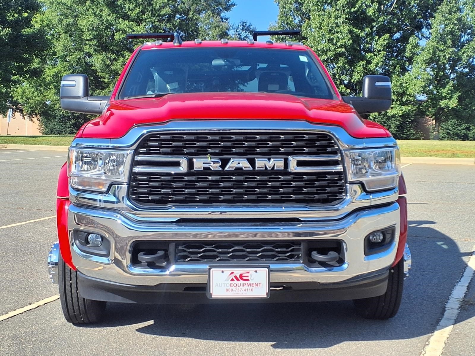 2024 RAM 5500 HD SLT thumbnail 2