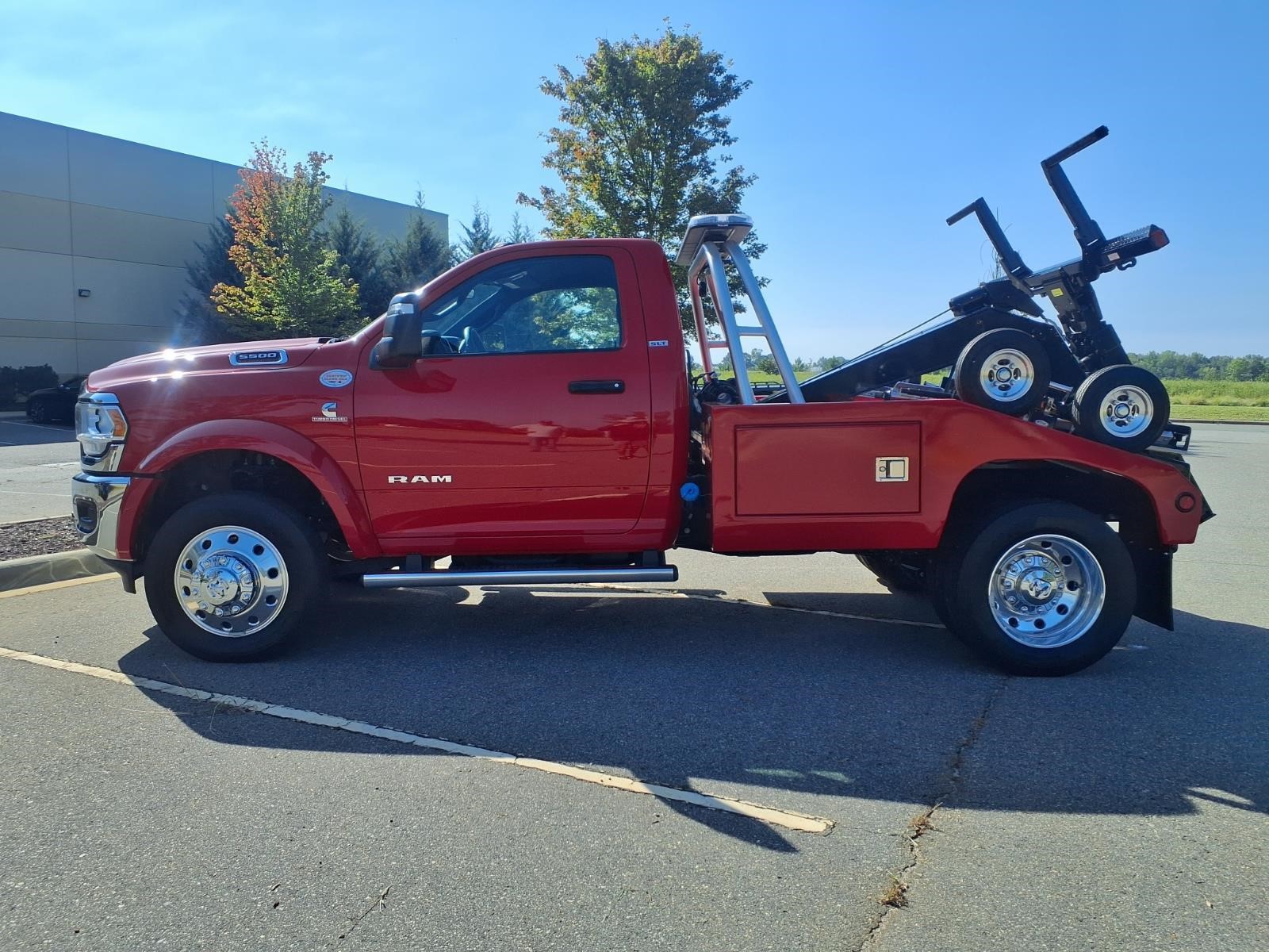2024 RAM 5500 HD SLT thumbnail 19